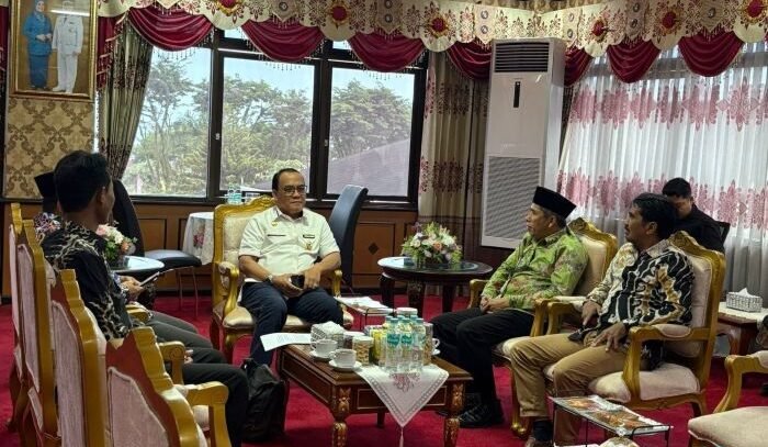 Wakil Wali Kota Balikpapan, H. Bagus Susetyo menerima audiensi dari FUAD UIN Sultan Aji Muhammad Idris Samarinda, di ruang kerjanya pada Jumat (18/7/2025). Foto: BorneoFlash/Niken Sulastri