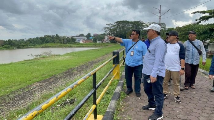 Wakil Wali Kota Balikpapan, H. Bagus Susetyo, meninjau langsung kondisi Waduk Wonorejo di Kelurahan Gunung Samarinda, Kecamatan Balikpapan Utara, pada hari Sabtu (19/7/2025). Foto: BorneoFlash/Niken Sulastri