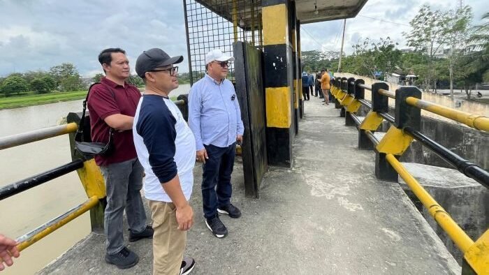 Wakil Wali Kota Balikpapan, H. Bagus Susetyo, meninjau langsung kondisi Waduk Wonorejo di Kelurahan Gunung Samarinda, Kecamatan Balikpapan Utara, pada hari Sabtu (19/7/2025). Foto: BorneoFlash/Niken Sulastri