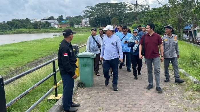 Wakil Wali Kota Balikpapan, H. Bagus Susetyo, meninjau langsung kondisi Waduk Wonorejo di Kelurahan Gunung Samarinda, Kecamatan Balikpapan Utara, pada hari Sabtu (19/7/2025). Foto: BorneoFlash/Niken Sulastri