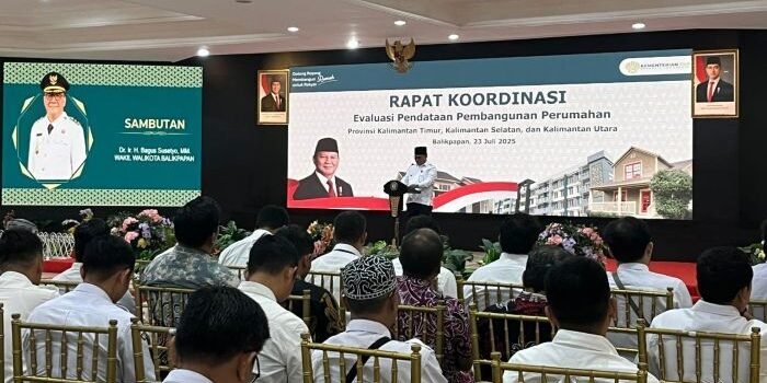 Wakil Wali Kota Balikpapan, H. Bagus Susetyo pada pembukaan Rapat Koordinasi Evaluasi Pendataan Pembangunan Perumahan untuk tiga provinsi, di Auditorium Balai Kota, pada Rabu (23/7/2025). Foto: BorneoFlash/Niken Sulastri