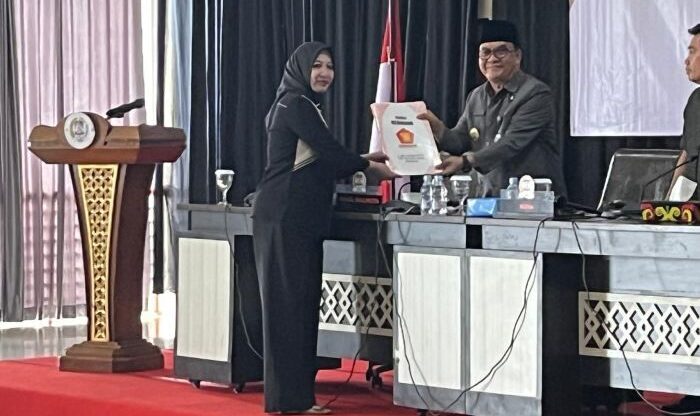 Wakil Wali Kota Balikpapan, H. Bagus Susetyo saat Menerima Salinan pandangan umum Fraksi dalam Rapat Paripurna DPRD, di Gedung Parkir Lantai 8 Klandasan Balikpapan, pada hari Senin (7/7/2025). Foto: BorneoFlash/Ardian