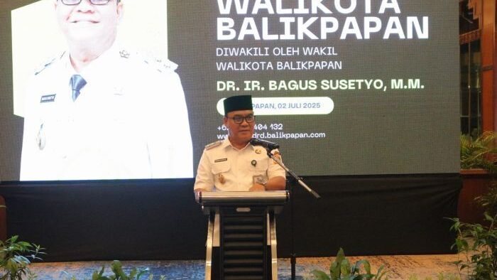 Wakil Wali Kota Balikpapan, H. Bagus Susetyo saat membuka High-Level Meeting (HLM) Percepatan dan Perluasan Digitalisasi Daerah (P2DD), di Grand Senyiur Hotel Balikpapan, pada hari Rabu (2/72025). Foto: BorneoFlash/Ardian