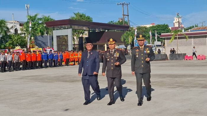 Wakil Wali Kota Balikpapan, H. Bagus Susetyo saat memeriksa pasukan Upacara Peringatan Hari Bhayangkara ke 79, di Malporesta Balikpapan, pada hari Senin (1/7/2025). Foto: BorneoFlash/Niken Sulastri