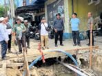 Wakil Wali Kota Balikpapan, H. Bagus Susetyo saat meninjau pengerjaan proyek pembangunan drainase di Jalan Jenderal Ahmad Yani, pada hari Sabtu (19/7/2025). Foto: BorneoFlash/Niken Sulastri