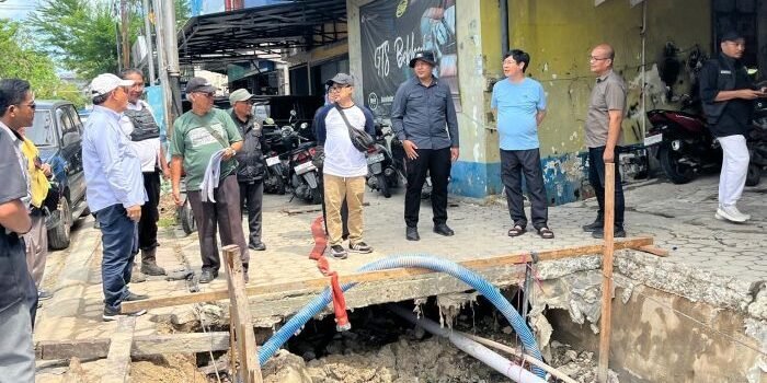 Wakil Wali Kota Balikpapan, H. Bagus Susetyo saat meninjau pengerjaan proyek pembangunan drainase di Jalan Jenderal Ahmad Yani, pada hari Sabtu (19/7/2025). Foto: BorneoFlash/Niken Sulastri