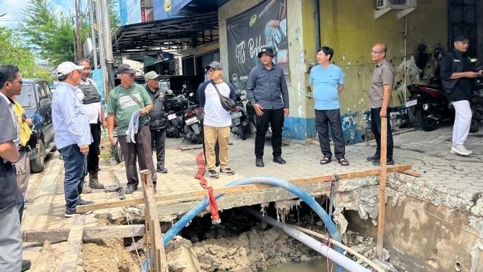 Wakil Wali Kota Balikpapan, H. Bagus Susetyo saat meninjau pengerjaan proyek pembangunan drainase di Jalan Jenderal Ahmad Yani, pada hari Sabtu (19/7/2025). Foto: BorneoFlash/Niken Sulastri