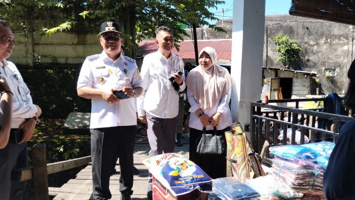 Wakil Wali Kota Balikpapan, H. Bagus Susetyo Bersama Kepala Dinas Sosial Kota Balikpapan, Edy Gunawan saat menyalurkan bantuan kepada korban kebakaran, di kawasan Blora II, Kelurahan Klandasan Ilir, Kecamatan Balikpapan Kota, yang terjadi pada Selasa malam, 1 Juli 2025. Foto: BorneoFlash/Ardian