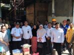 Wakil Wali Kota Balikpapan, H. Bagus Susetyo saat menyalurkan bantuan kepada korban kebakaran, di kawasan Blora II, Kelurahan Klandasan Ilir, Kecamatan Balikpapan Kota, yang terjadi pada Selasa malam, 1 Juli 2025. Foto: BorneoFlash/Ardian