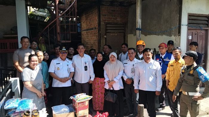 Wakil Wali Kota Balikpapan, H. Bagus Susetyo saat menyalurkan bantuan kepada korban kebakaran, di kawasan Blora II, Kelurahan Klandasan Ilir, Kecamatan Balikpapan Kota, yang terjadi pada Selasa malam, 1 Juli 2025. Foto: BorneoFlash/Ardian