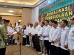 Wali Kota Balikpapan, H. Rahmad Mas’ud mengukuhkan 125 pengurus Forum Komunikasi Persatuan Pedagang Seluruh Pasar Rakyat Kota Balikpapan periode 2025–2029, di Ballroom Pacific Hotel Balikpapan, pada Kamis (3/7/2025). Foto: BorneoFlash/Ardian