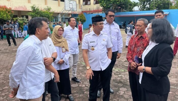 Wali Kota Balikpapan, H. Rahmad Mas’ud meninjau SMP Sinar Pancasila, pada Rabu (16/7/2025). BorneoFlash/Niken Sulastri