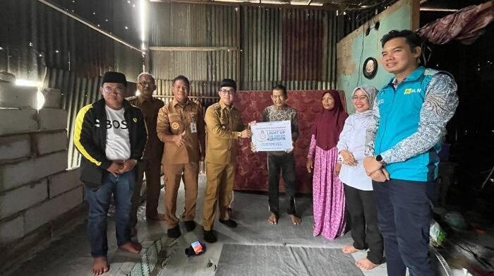Wali Kota Balikpapan, H. Rahmad Mas’ud  menyaksikan Langsung Pemasangan listrik  secara gratis warga di Jalan Tanjung Kelor RT 20, Kelurahan Manggar Baru, Kecamatan Balikpapan Timur, pada Senin (14/7/2025). Foto: BorneoFlash/Niken Sulastri
