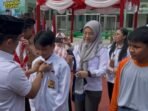 Wali Kota Balikpapan, H. Rahmad Mas’ud, secara simbolis menyerahkan bantuan seragam sekolah gratis kepada peserta didik baru, di SMPN 27 Balikpapan, pada Rabu (16/7/2025). Foto: BorneoFlash/Ardian