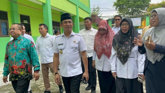 Wali Kota Balikpapan H. Rahmad Mas’ud saat meninjau Sekolah Al-Hassan, pada Rabu (16/7/2025). BorneoFlash/Niken Sulastri