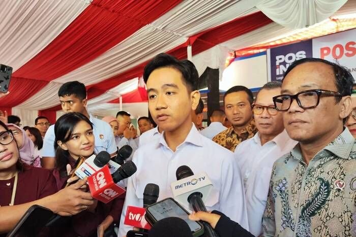 Wakil Presiden RI Gibran Rakabuming Raka memberikan keterangan pers usai meninjau penyaluran BSU di Kantor Pos Indonesia Cabang Boyolali. Foto: ANTARA/Mentari Dwi Gayati Wakil Presiden RI Gibran Rakabuming Raka memberikan keterangan pers usai meninjau penyaluran BSU di Kantor Pos Indonesia Cabang Boyolali. Foto: ANTARA/Mentari Dwi Gayati