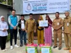 Warga di Jalan Tanjung Kelor RT 20 Kelurahan Manggar Baru, Kecamatan Balikpapan Timur, menerima bantuan pemasangan listrik gratias dari PLN Kaltimra, pada Senin (14/7/2025). Foto: BorneoFlash/Niken Sulastri