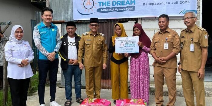 Warga di Jalan Tanjung Kelor RT 20 Kelurahan Manggar Baru, Kecamatan Balikpapan Timur, menerima bantuan pemasangan listrik gratias dari PLN Kaltimra, pada Senin (14/7/2025). Foto: BorneoFlash/Niken Sulastri