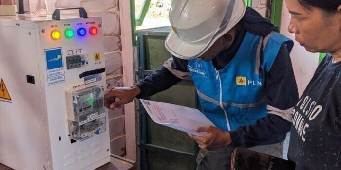 Empat sekolah di Mahulu berhasil mendapatkan akses listrik dari Pembangkit Listrik Tenaga Surya (PLTS). Foto: HO/PLN UID Kaltimra