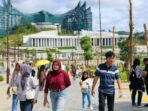 Masyarakat dapat berkunjung setiap hari, termasuk akhir pekan, untuk melihat langsung progres pembangunan dan menikmati fasilitas ruang publik seperti Plaza Seremoni, Istana Garuda, Kantor Kementerian Koordinator, dan Taman Kusuma Bangsa. Foto: HO/Humas Otorita IKN