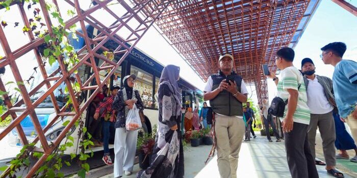 Masyarakat dapat berkunjung setiap hari, termasuk akhir pekan, untuk melihat langsung progres pembangunan dan menikmati fasilitas ruang publik seperti Plaza Seremoni, Istana Garuda, Kantor Kementerian Koordinator, dan Taman Kusuma Bangsa. Foto: HO/Humas Otorita IKN