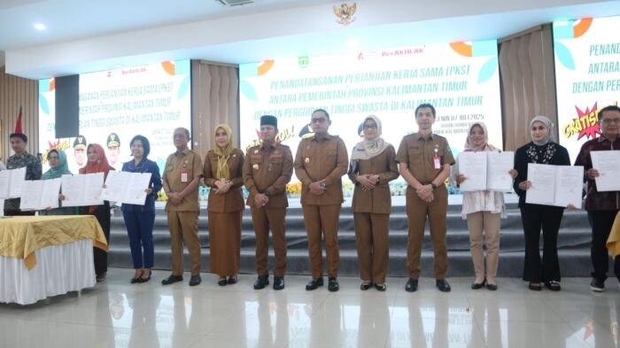 Foto bersama setelah tanda tangan PKS bersama PTS. Foto: BorneoFlash.com/Nur Ainunnisa