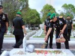 Pangdam VI/Mlw, Mayjen TNI Rudy Rachmat Nugrahasaat berziarah ke TMP Dharma Agung, Balikpapan, pada Senin (7/7/2025). Foto: HO/Pendam VI/Mlw