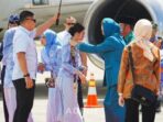 Gubernur Kaltim, Rudy Mas'ud beserta istri saat menyambut kedatangan Ibu Selvi Ananda Gibran. Foto: Ist/adpimpemprovkaltim
