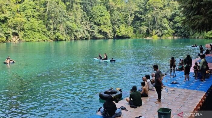 Salah satu tempat wisata di Biduk-Biduk yang memberikan pemandangan alam yang menakjubkan, yaitu di Danau Labuan Cermin di Kabupaten Berau. Foto: ANTARA/Farhan Arda Nugraha.