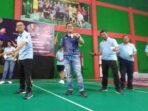 Kapolresta Balikpapan Kombes Pol Anton Firmanto, S.H., S.I.K., M.Si., yang bertindak sebagai inspektur upacara sekaligus melakukan pemukulan shuttlecock pertama sebagai tanda dimulainya pertandingan yang diselenggarakan oleh Polresta Balikpapan. Foto: HO/Humas Polresta Balikpapan