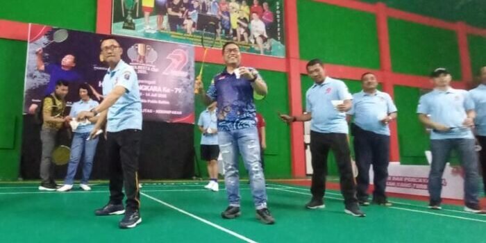 Kapolresta Balikpapan Kombes Pol Anton Firmanto, S.H., S.I.K., M.Si., yang bertindak sebagai inspektur upacara sekaligus melakukan pemukulan shuttlecock pertama sebagai tanda dimulainya pertandingan yang diselenggarakan oleh Polresta Balikpapan. Foto: HO/Humas Polresta Balikpapan