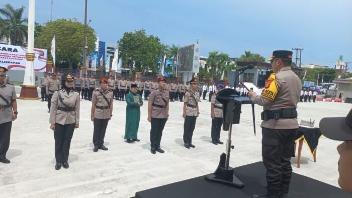 Kapolresta Balikpapan Kombes Pol Anton Firmanto, S.H., S.I.K., M.Si., memimpin langsung upacara Serah Terima Jabatan (Sertijab) sejumlah pejabat utama di Lapangan Apel Mapolresta, Senin (14/7/2025). Foto: HO/Humas Polresta Balikpapan