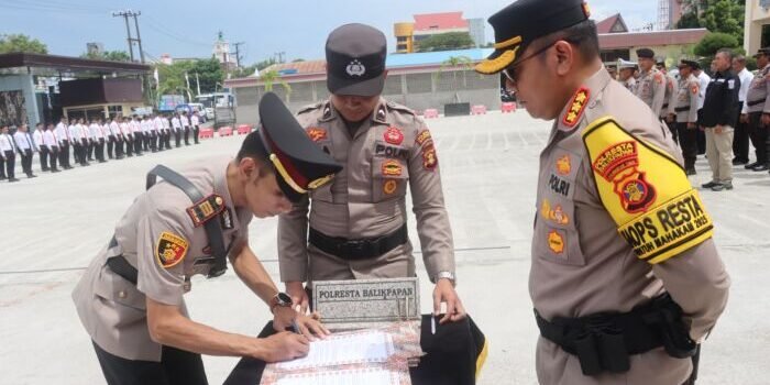 Kapolresta Balikpapan Kombes Pol Anton Firmanto, S.H., S.I.K., M.Si., memimpin langsung upacara Serah Terima Jabatan (Sertijab) sejumlah pejabat utama di Lapangan Apel Mapolresta, Senin (14/7/2025). Foto: HO/Humas Polresta Balikpapan