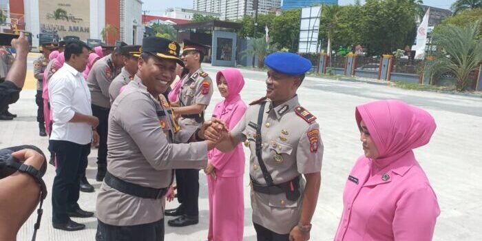 Kapolresta Balikpapan Kombes Pol Anton Firmanto, S.H., S.I.K., M.Si., memimpin langsung upacara Serah Terima Jabatan (Sertijab) sejumlah pejabat utama di Lapangan Apel Mapolresta, Senin (14/7/2025). Foto: HO/Humas Polresta Balikpapan
