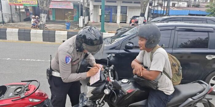 Jajaran Satlantas Polresta Balikpapan menunjukkan komitmen tegas dalam menegakkan aturan berlalu lintas (Lalin). Foto: HO/Humas Polresta Balikpapan