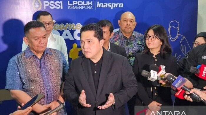 Erick Thohir, Ketua Umum PSSI saat jumpa dan memberikan jawaban mengenai peran presiden kepada wartawan di Jakarta Internasional Stadium (18/7/2025). Foto: ANTARA/Rauf Adipati