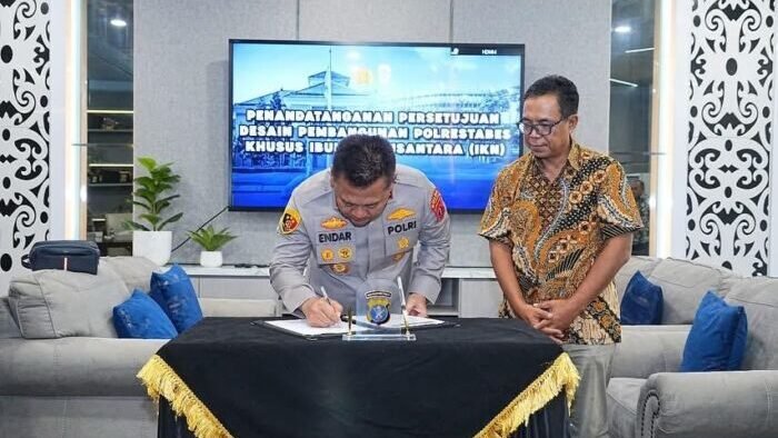 Kapolda Kalimantan Timur Irjen Pol Endar Priantoro, S.H., S.I.K., C.F.E., M.H., melaksanakan penandatanganan persetujuan desain pembangunan Markas Komando Polrestabes Khusus IKN, pada Jumat (18/7/2025), pukul 10.00 WITA. Foto: HO/Humas Polda Kaltim