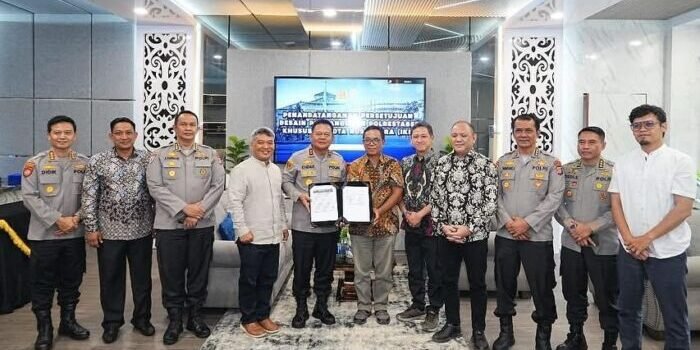 Kapolda Kalimantan Timur Irjen Pol Endar Priantoro, S.H., S.I.K., C.F.E., M.H., melaksanakan penandatanganan persetujuan desain pembangunan Markas Komando Polrestabes Khusus IKN, pada Jumat (18/7/2025), pukul 10.00 WITA. Foto: HO/Humas Polda Kaltim