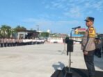 Wakapolresta Balikpapan AKBP Hendrik E. Bahalwan memimpin apel jam pimpinan yang digelar di halaman Mapolresta Balikpapan pada Senin, 21 Juli 2025. Dalam upaya menjaga kedisiplinan dan menguatkan soliditas di internal kepolisian. Foto: HO/Humas Polresta Balikpapan