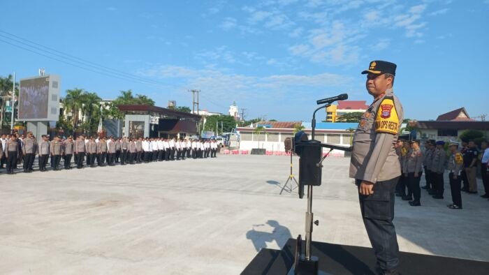 Dalam upaya menjaga kedisiplinan dan menguatkan soliditas di internal kepolisian, Wakapolresta Balikpapan AKBP Hendrik E. Bahalwan memimpin apel jam pimpinan yang digelar di halaman Mapolresta Balikpapan, pada Senin (21/7/2025). Foto: HO/Humas Polresta Balikpapan