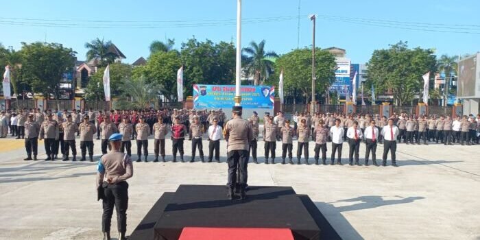 Wakapolresta Balikpapan AKBP Hendrik E. Bahalwan memimpin apel jam pimpinan yang digelar di halaman Mapolresta Balikpapan pada Senin, 21 Juli 2025. Dalam upaya menjaga kedisiplinan dan menguatkan soliditas di internal kepolisian. Foto: HO/Humas Polresta Balikpapan