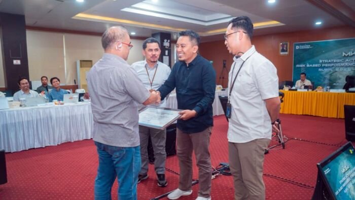 PLN UIP KLT meraih penghargaan sebagai Pengelola Proyek Terbaik Kedua dalam ajang Project Management Award Divisi Manajemen Konstruksi Sumatera, Kalimantan, dan Sulawesi (DIV MKS) Semester I Tahun 2025. Foto: HO/PLN UIP KLT