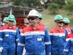 Wakil Komisaris Utama Pertamina, Todotua Pasaribu (tengah) saat berkunjung ke wilayah operasi PT Pertamina Hulu Sanga Sanga (PHSS), anak perusahaan PT Pertamina Hulu Indonesia (PHI), yang mengelola Wilayah Kerja Sanga Sanga di Kalimantan Timur pada 24 Juli 2025. Foto: HO/PHSS