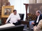 Menteri Koordinator Bidang Perekonomian Airlangga Hartarto saat bertemu dengan Chairman of Singtel dan Temasek Board Members Lee Theng Kiat di Jakarta, Jumat (18/7/2025).Foto: ANTARA/HO-Kementerian Koordinator Bidang Perekonomian.