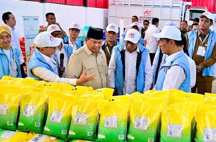 Direktur Bisnis Perum Bulog Febby Novita (kiri), mendampingi Presiden Prabowo Subianto (tengah), dalam peluncuran KDKMP di Klaten, Jawa Tengah, Senin (21/7/2025).FOTO : ANTARA/HO-Humas Bulog.
