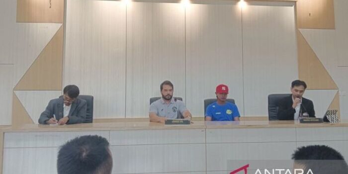Asisten Pelatih Arema FC, Andre Caldas, menyampaikan pernyataan dalam konferensi pers menjelang gelaran Piala Presiden di Stadion Si Jalak Harupat, Bandung (5/7/25). Foto: ANTARA/Rubby Jovan