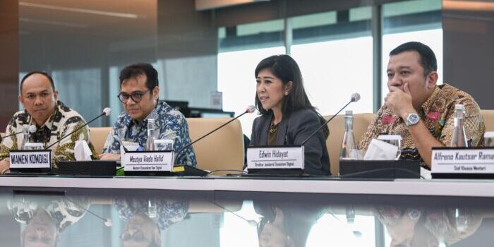 Menteri Komunikasi dan Digital (Menkomdigi) Meutya Hafid (kedua dari kanan) menerima kunjungan Presiden Direktur & CEO Indosat Ooredoo Hutchison (IOH) Vikram Sinha dalam audiensi yang berlangsung di Kantor Kemkomdigi, Jakarta, pada Rabu (2/7/2025). Foto: ANTARA/HO-Kementerian Komunikasi dan Digital