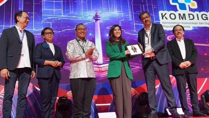 Penandatanganan nota kesepahaman antara Kementerian Komunikasi dan Digital Republik Indonesia (Komdigi) dan XLSMART untuk kolaborasi program Sisternet #1JutaSisterDigital, di Jakarta, Kamis, (24/7/2025). Foto: HO/ XLSMART