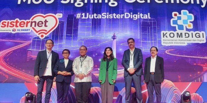 Penandatanganan nota kesepahaman antara Kementerian Komunikasi dan Digital Republik Indonesia (Komdigi) dan XLSMART untuk kolaborasi program Sisternet #1JutaSisterDigital, di Jakarta, Kamis, (24/7/2025). Foto: HO/ XLSMART