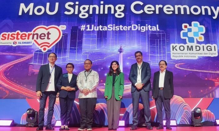Penandatanganan nota kesepahaman antara Kementerian Komunikasi dan Digital Republik Indonesia (Komdigi) dan XLSMART untuk kolaborasi program Sisternet #1JutaSisterDigital, di Jakarta, Kamis, (24/7/2025). Foto: HO/ XLSMART